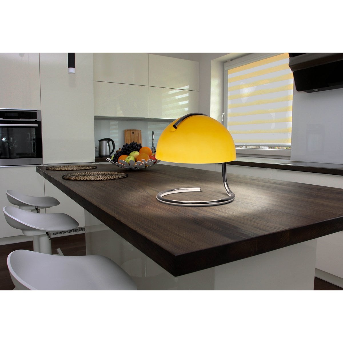 Lampe Burano jaune sur un bureau, style chic