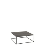 Table basse J-Line avec accessoires déco sur le dessus