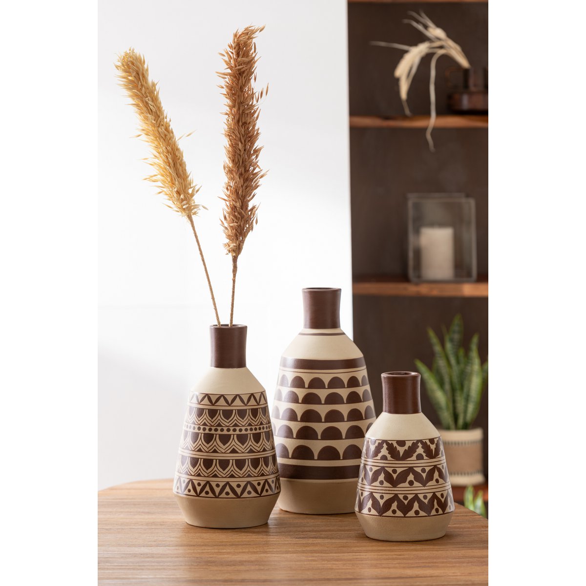 Vase J-Line Match Half Circles sur une table moderne, décoré avec des fleurs