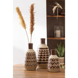 Vase J-Line Match Half Circles sur une table moderne, décoré avec des fleurs
