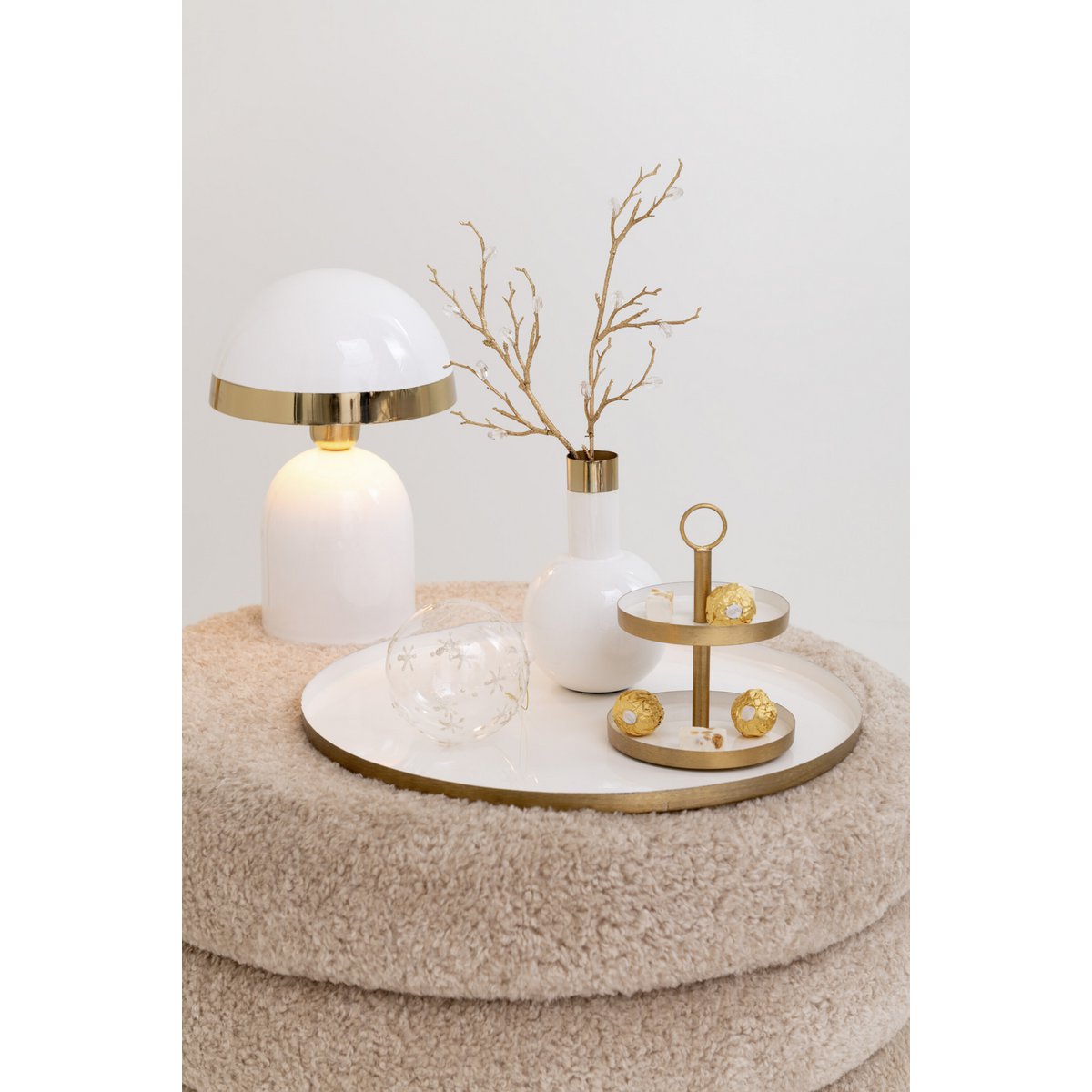 Détail du vase J-Line Gold Border, finition brillante et design contemporain