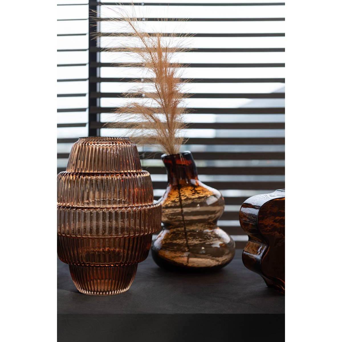 Vase Max J-Line en verre marron, ambiance décorative dans un salon