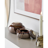 Pots en céramique marron, détail du bord