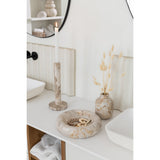 Bougeoir J-Line en marbre beige sur une table en bois
