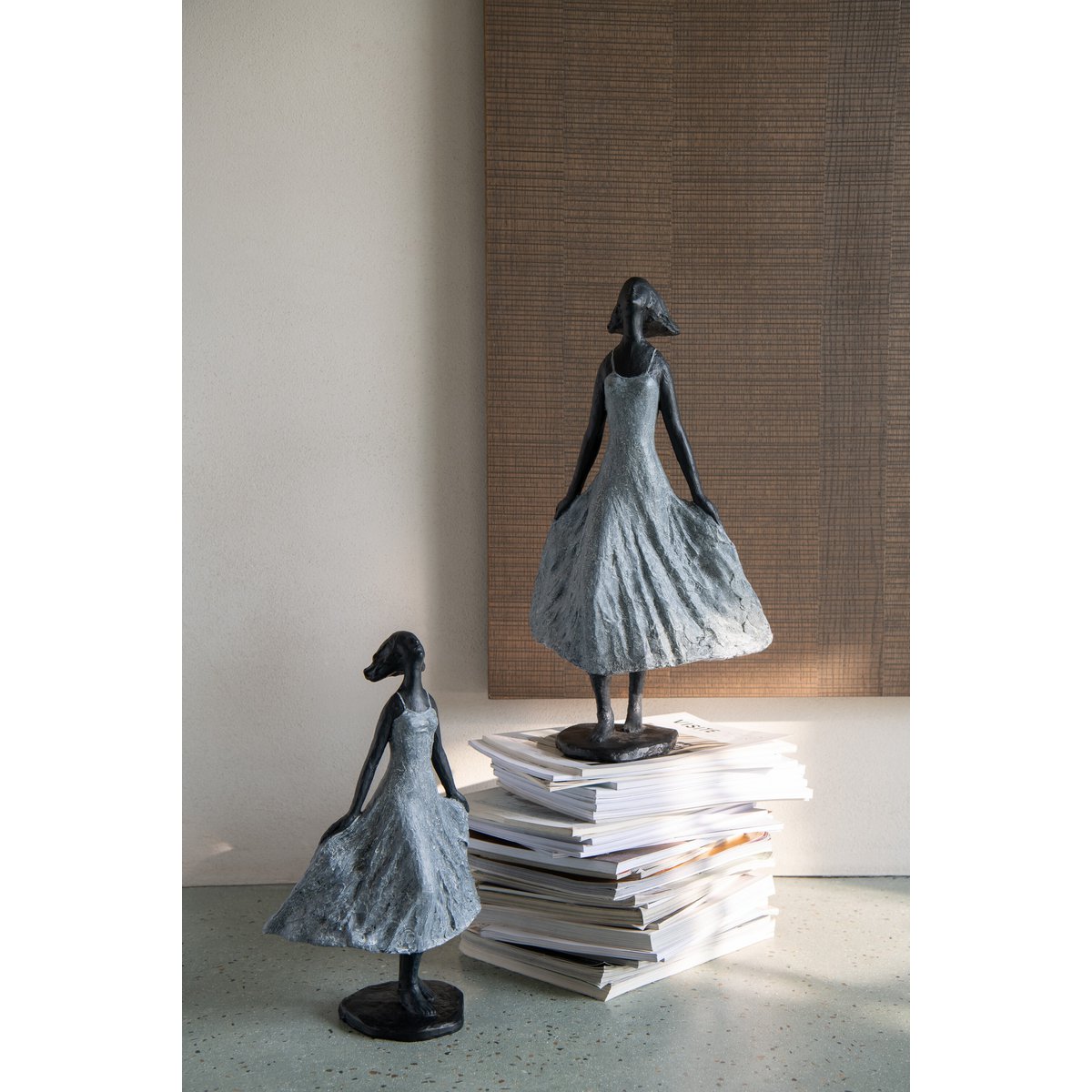 Détail de la sculpture Fille Regardant le Ciel de J-Line