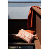Détail du coussin Tana Rooibos avec texture en nid d'abeille