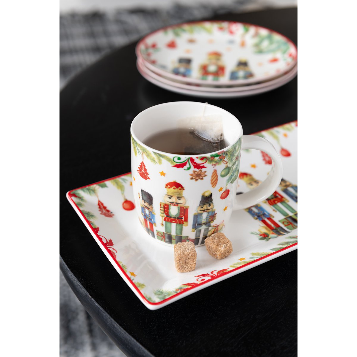 Assiette Casse-Noisette J-Line présentée sur une table élégante