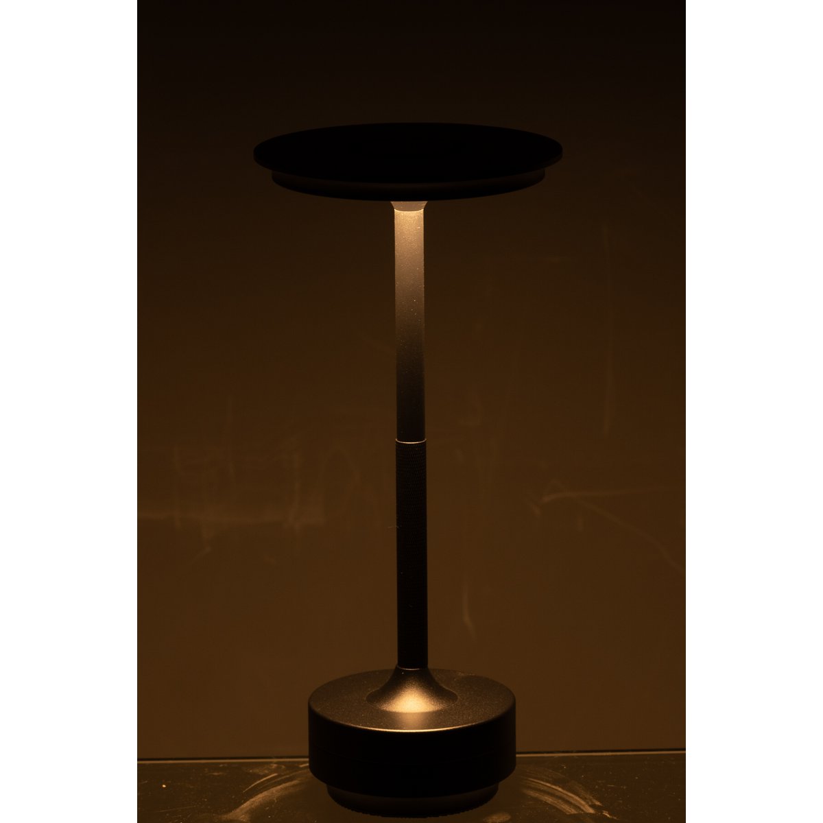 Détail de la lampe J-Liline Touch, finition moderne