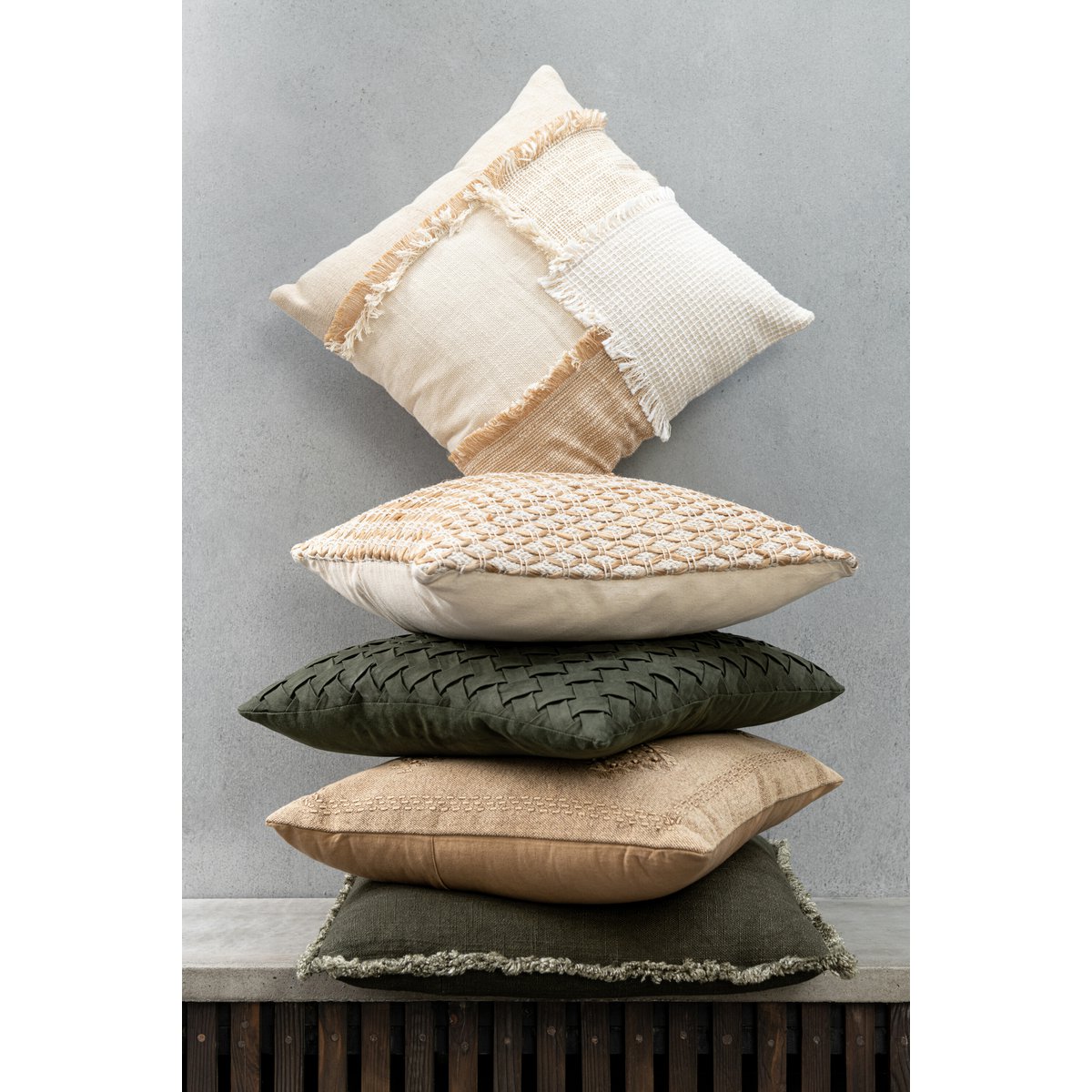 Coussin J-Line beige dans un salon moderne