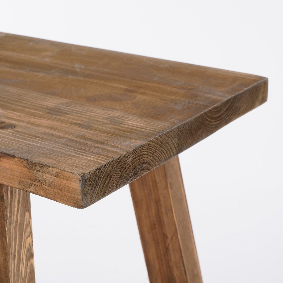 Banc Bold Marron utilisé comme meuble décoratif dans un intérieur moderne