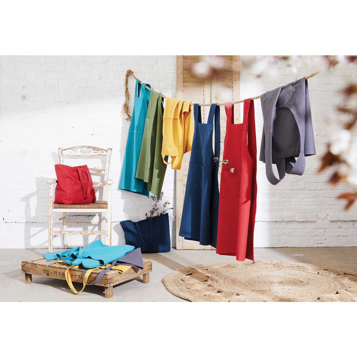 Vue d'ensemble du tablier Gen Rouge sur un fond de cuisine moderne