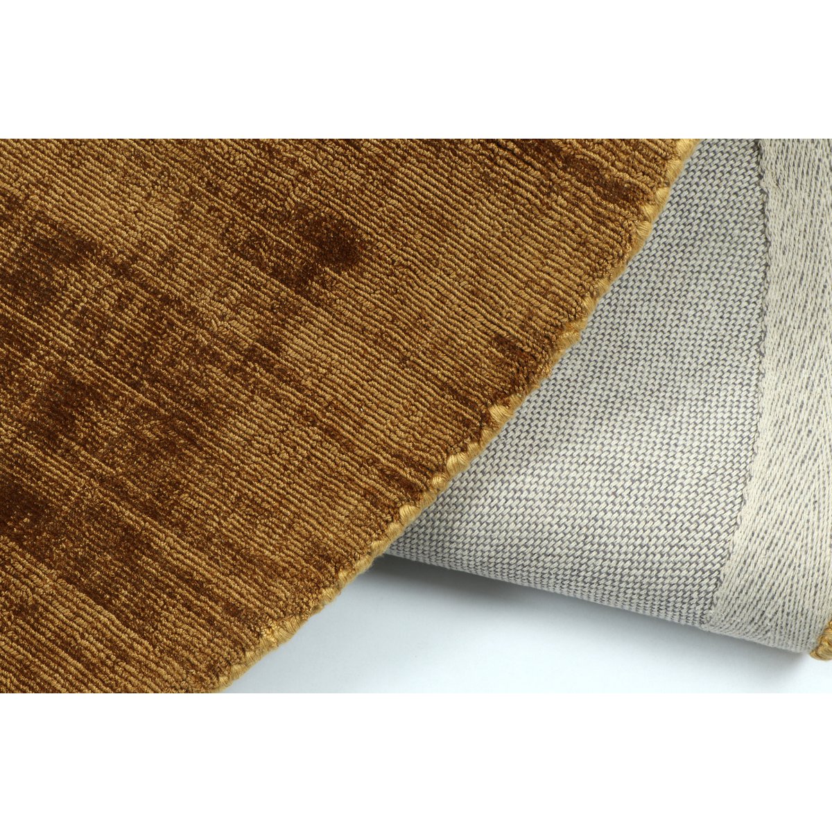 Tapis J-Line rond en viscose marron sur sol boisé
