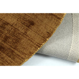 Tapis J-Line rond en viscose marron sur sol boisé