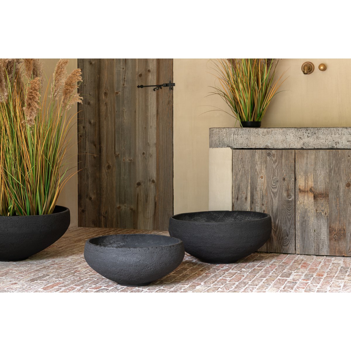 Détail du pot Fiberlei J en céramique noire - design moderne