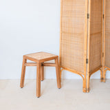 Tabouret en bois – Tabouret rectangulaire solide – Tabouret carré fait à la main en bois d'arbre à pluie avec surface d'assise en rotin tressé SUBANG