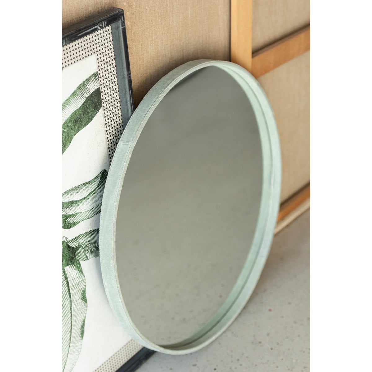 Miroir J-Line Round sur fond neutre, mettant en valeur son design