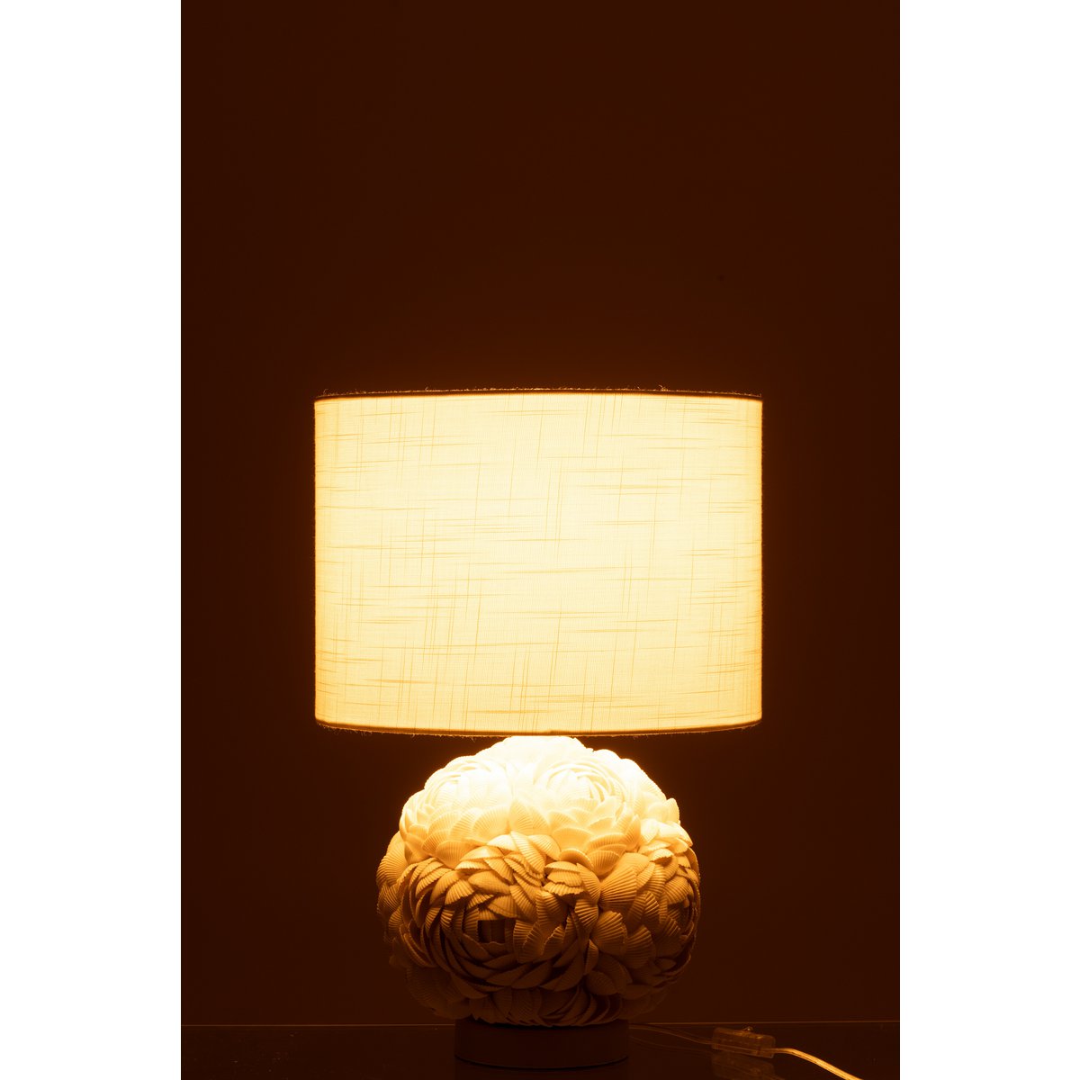Détail de la lampe J-Line Schelp Small, finition élégante en coquille
