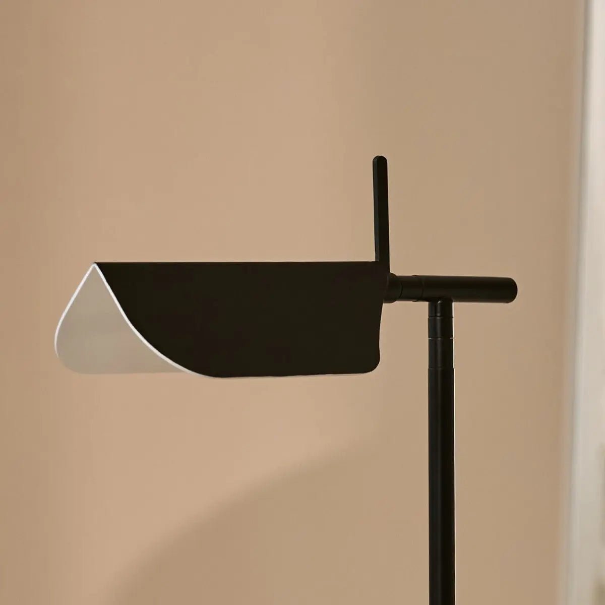 Vue latérale de la lampe de commode Marcello