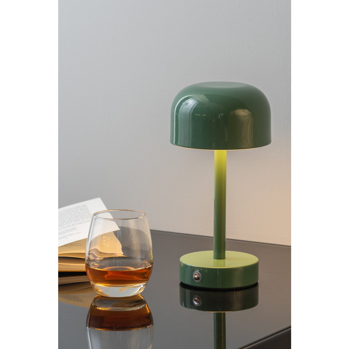 Lampe de table James LED - mise en scène sur un bureau