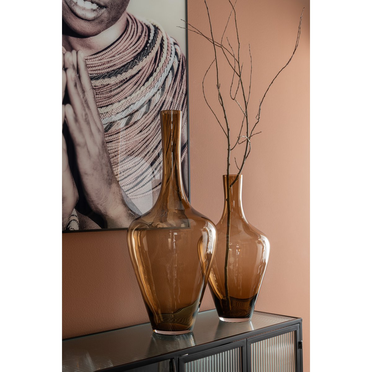 Détail du verre ambré du Vase Joni, capturant la lumière
