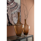 Détail du verre ambré du Vase Joni, capturant la lumière