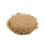 Coussin J-Line rond en raphia dans un salon moderne