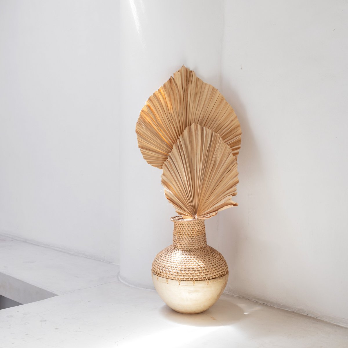 Vase KAMARI décoré avec des fleurs séchées, ambiance bohème