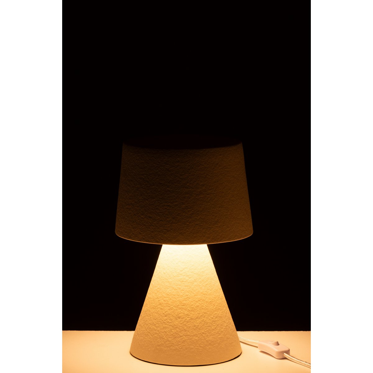 Vue latérale de la lampe de table J-Line Small Kap, design élégant