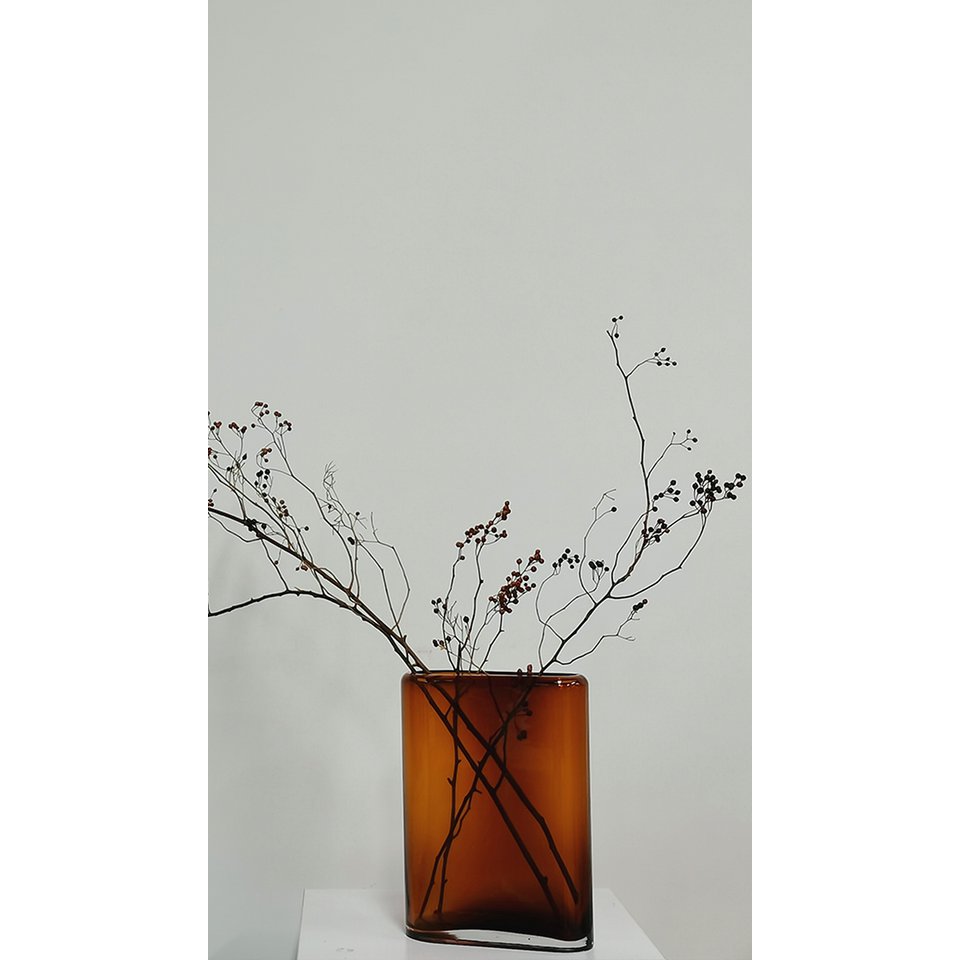 Vase design moderne en ambre, mis en scène dans un intérieur élégant