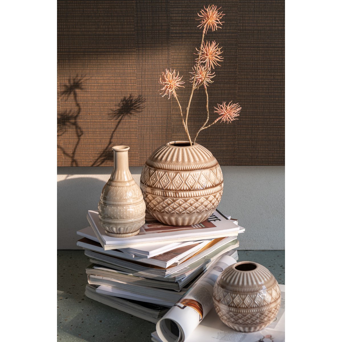 Vase sculpté J-Line en porcelaine beige, vue de face