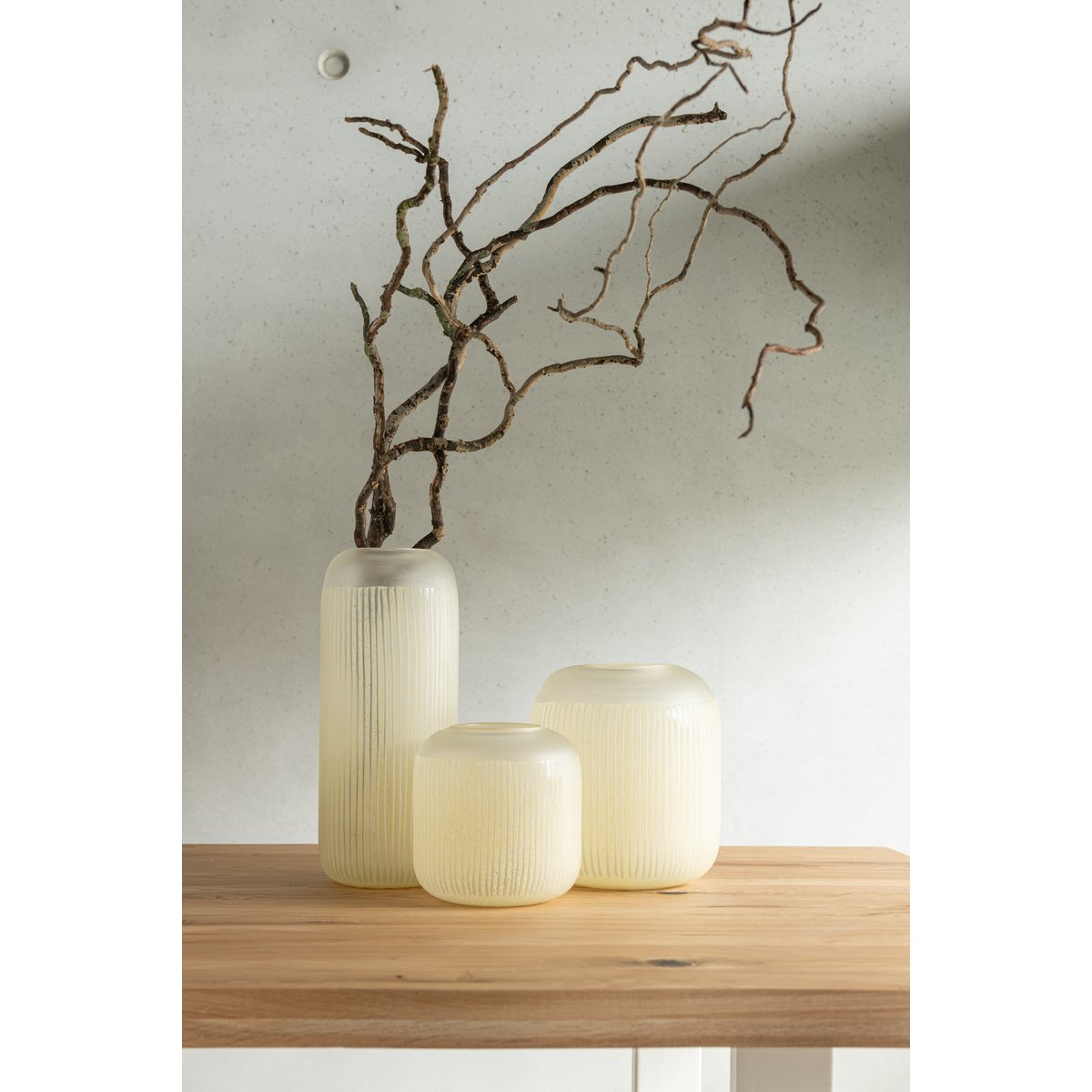 Vase J-Line Stripes sur une table décorée - ambiance chaleureuse