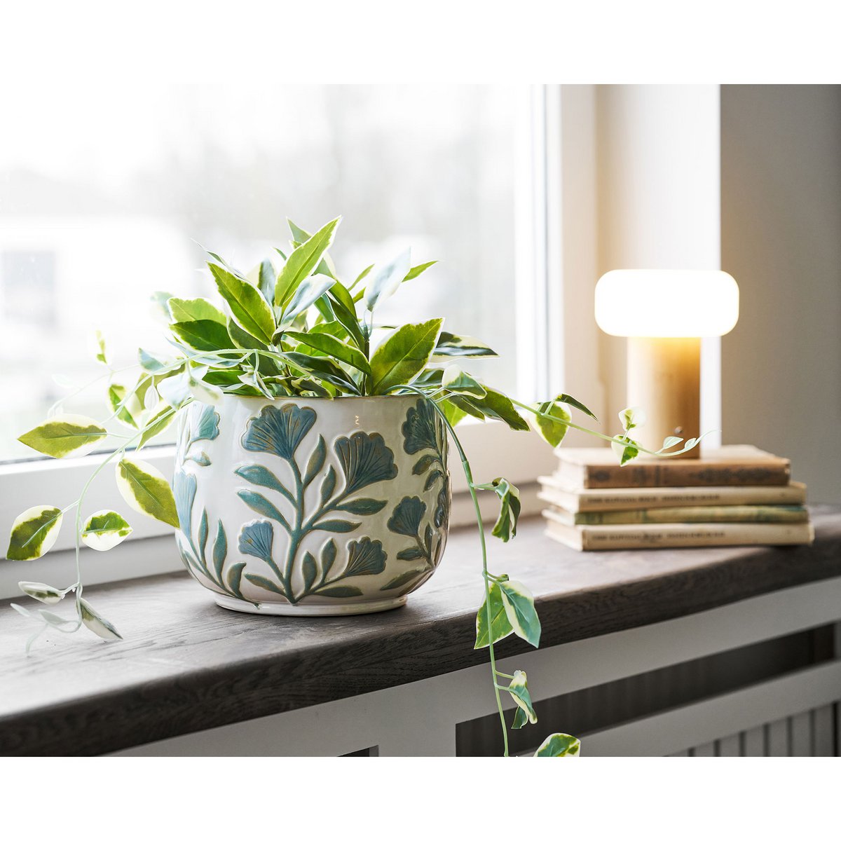 Pot de fleurs en céramique blanc, ambiance intérieure