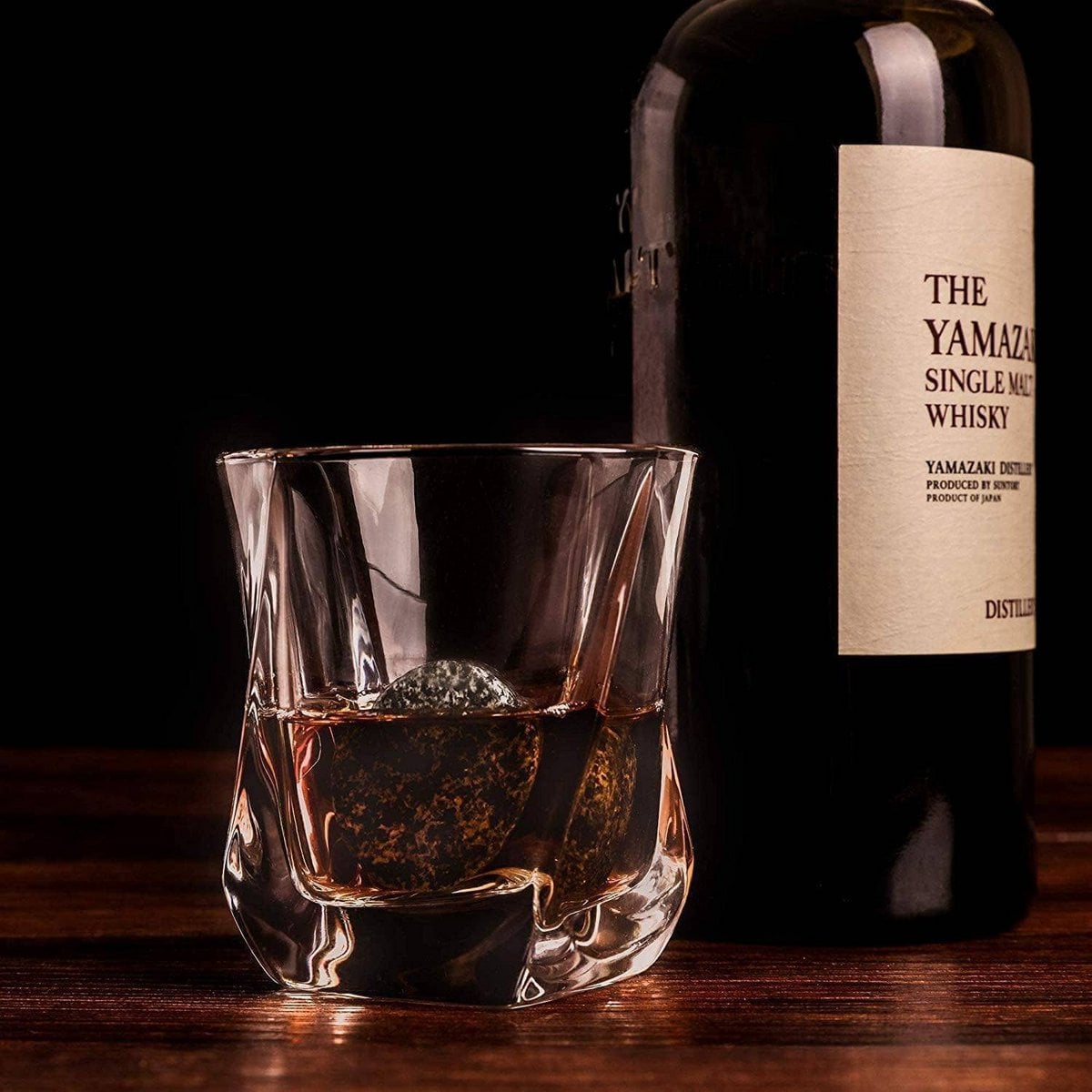 Détails du coffret cadeau en feuille d'or avec pierres à whisky