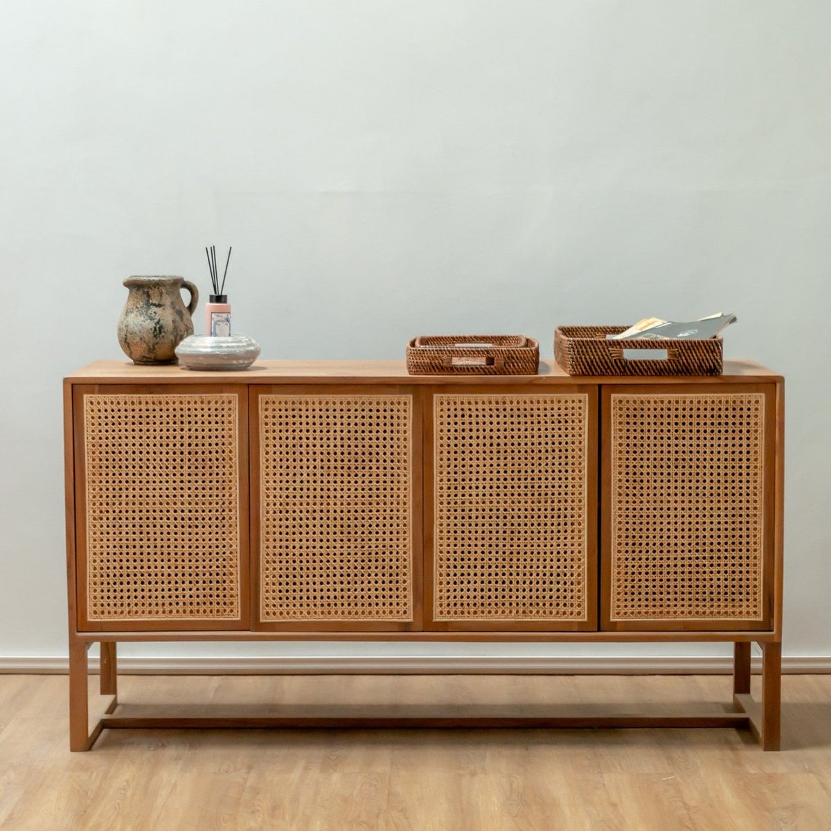 Plateau Amahai en rotin sur une table élégante