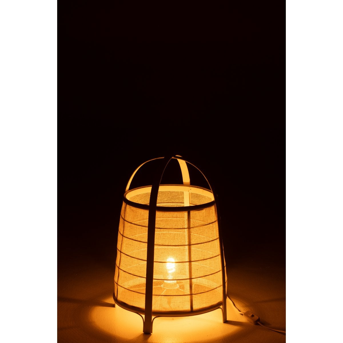 Lampe J-Line Rya dans un intérieur moderne