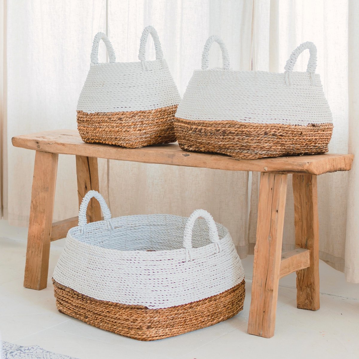 Panier de rangement Majalengka blanc tissé à la main avec poignées