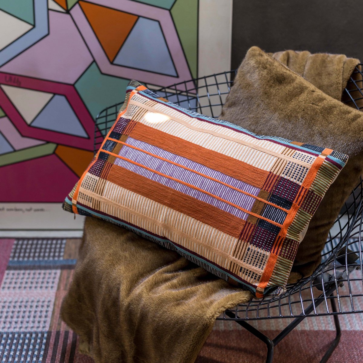 Détail du coussin brodé Kaël, textures riches et finitions soignées