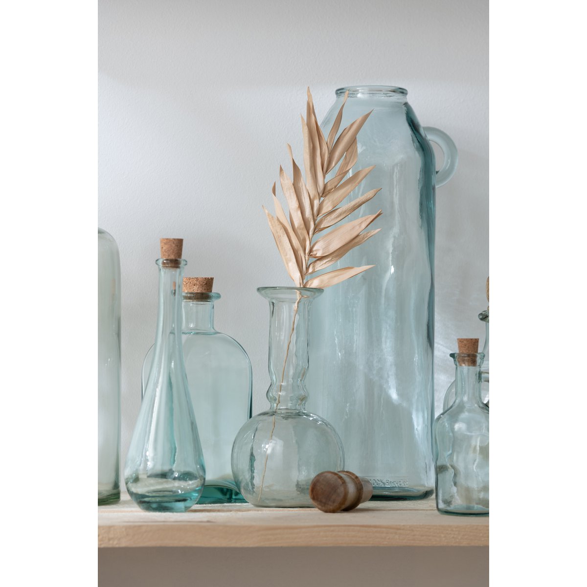Carafe J-Line montrant le détail du bouchon en bois, vue latérale