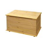 Coffre en bois massif fermé, détail du grain du bois