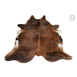Détail du cuir de vachette marron du tapis J-Line, texture luxueuse