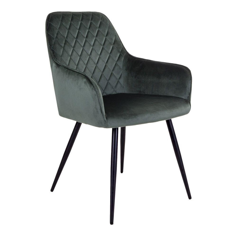 Chaise Harbo en velours vert avec pieds en métal noir, vue de face