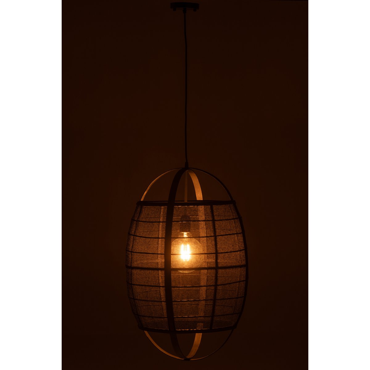 Lampe Ion suspendue dans un intérieur élégant, créant une ambiance chaleureuse