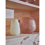 Vase Lasi moyen, décoré avec des fleurs, ambiance chaleureuse.