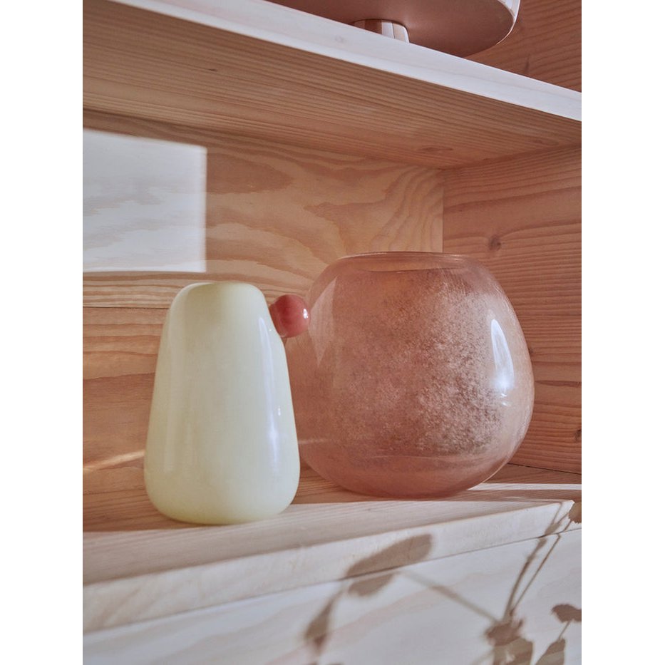 Vase Lasi moyen, décoré avec des fleurs, ambiance chaleureuse.