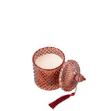Bougie J-Line sur une table en bois, ambiance chaleureuse