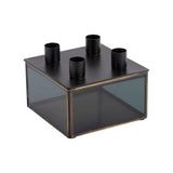 Bougeoir carré en verre et métal noir avec quatre emplacements pour bougies.