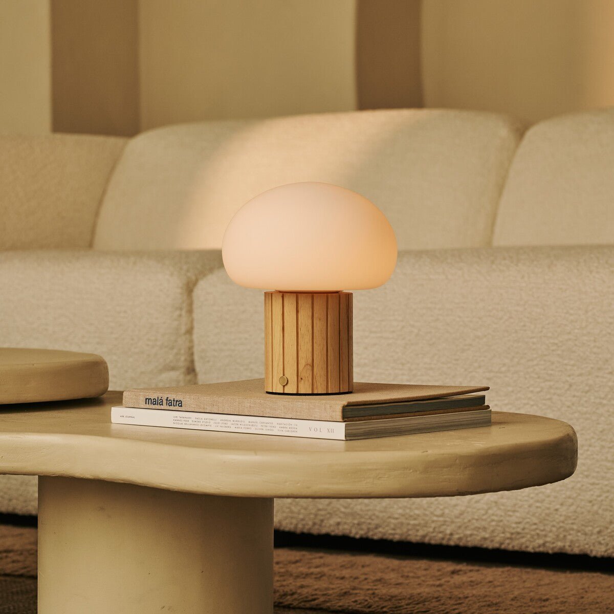 Lampe à poser rechargeable en bois clair