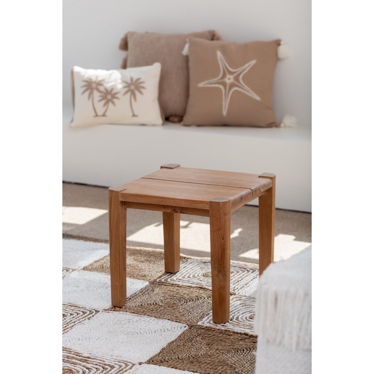 Table d'appoint Bruce en teck naturel, utilisation pratique