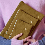 Pochette Iona en noix, élégante et pratique, dimensions 19x28 cm
