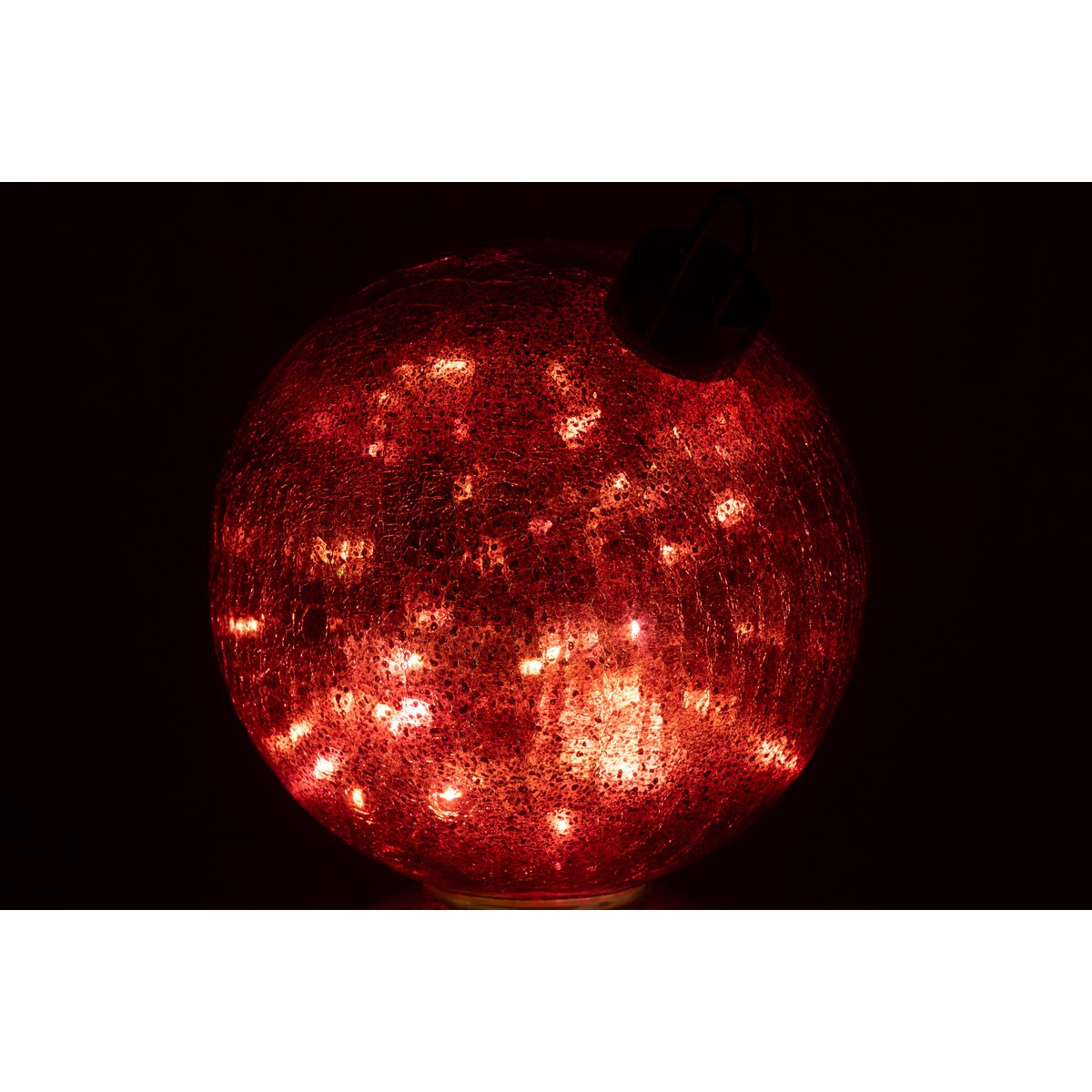 Détail de la boule de Noël J-Line en verre rouge, lumière allumée